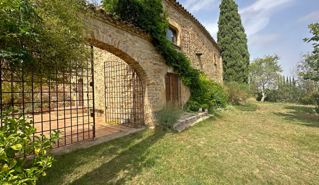 Como adquirir y mantener una masía o casa rústica en el Empordà. Te asesoramos.