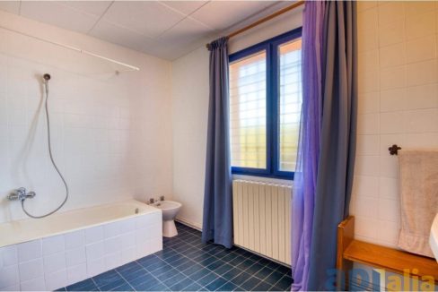 995275_63410154823_00968f0d-4546-4d07-8574-f61b9d4b7745